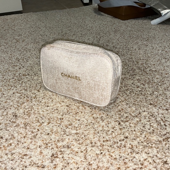 NEW CHANEL CREAM COSMETIC BAG - Picture 1 of 3